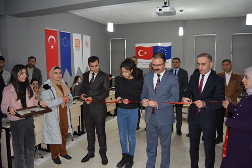 “Geleceğin Teknoloji Yıldızları Yetişiyor” Hibe Projesi Kapsamında Bilişim Laboratuvarlarının Açılışı Yapıldı.(22 Mart 2024)